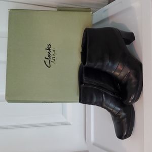Clarks ankle boots in black. size 6.5